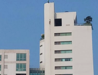 Φρίκη: Τον βασάνισαν με πιρούνι, τον πυροβόλησαν στο στόμα και κρέμασαν το πτώμα του από τον 31ο όροφο (φώτο-βίντεο)